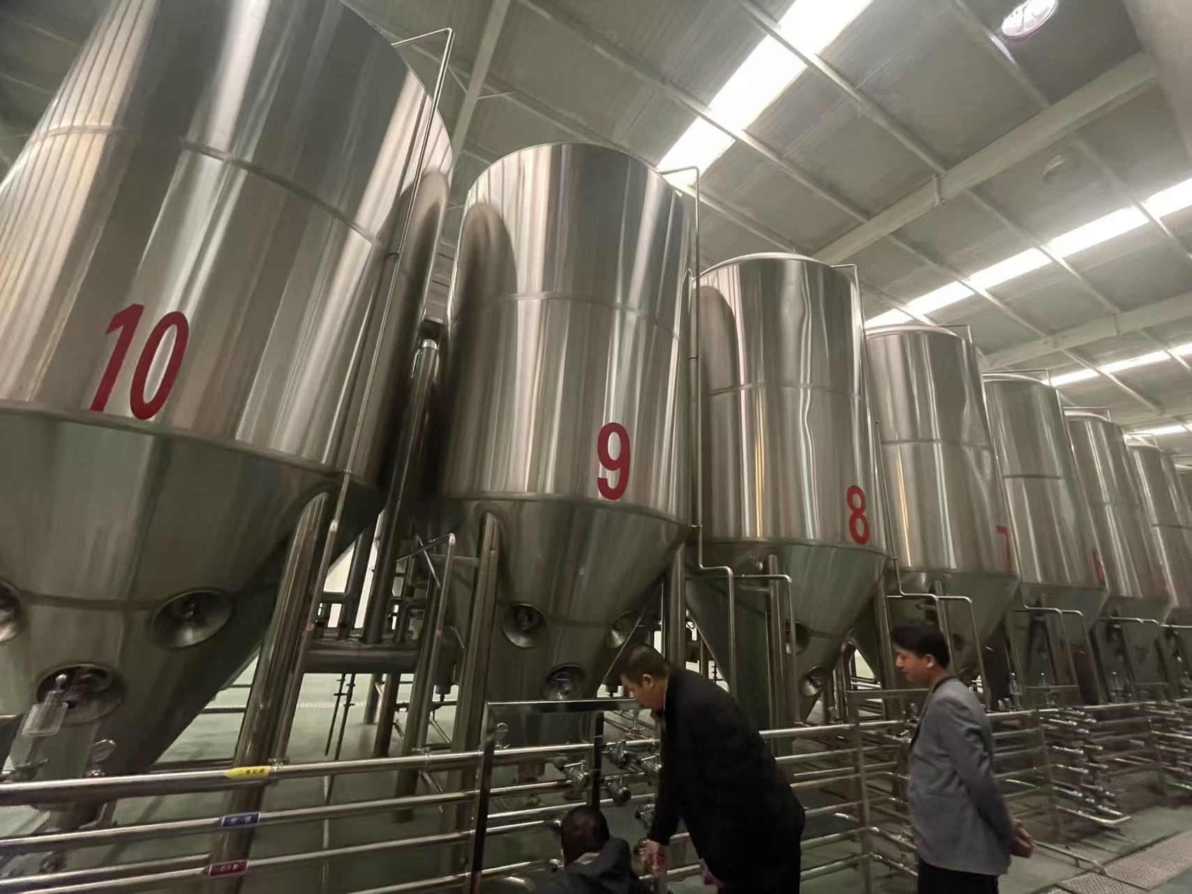 江海精酿啤酒设备厂—平面布置、设备设计、制造、调试、培训等一条龙服务